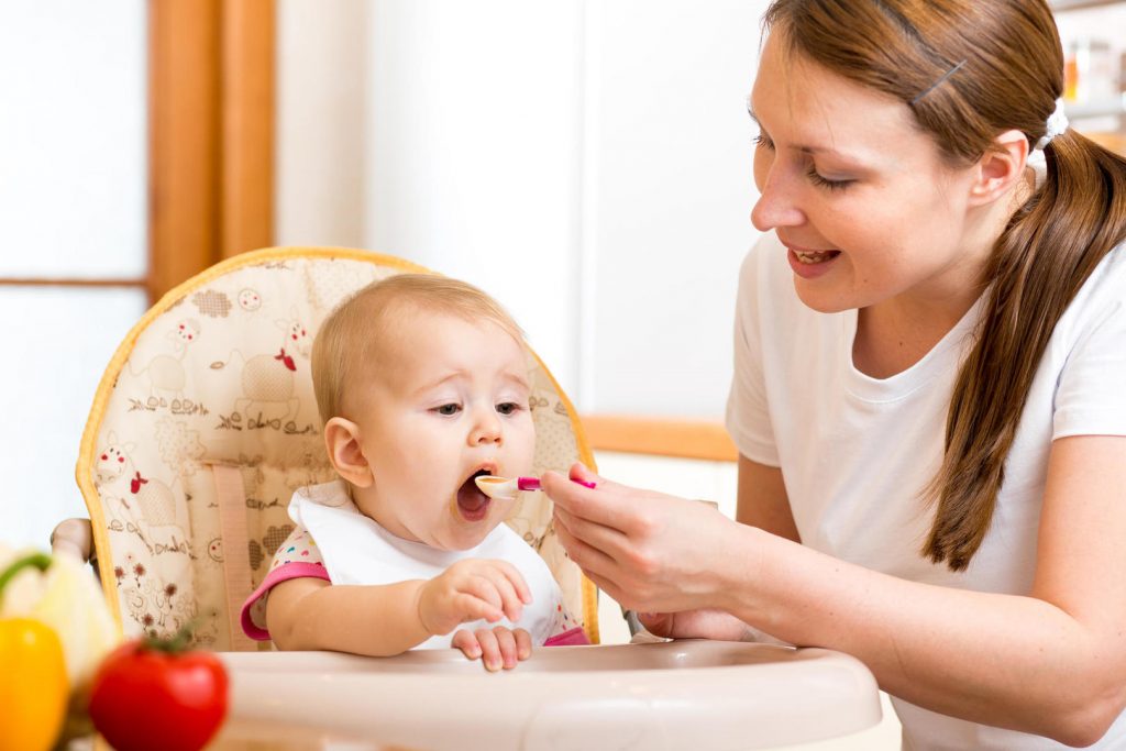 Horários na Introdução Alimentar: Como organizar a rotina do bebê?