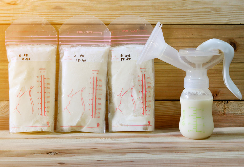 Armazene leite materno. Bombinha de sucção de leite materno e 3 saquinhos cheios de leite para serem armazenados.