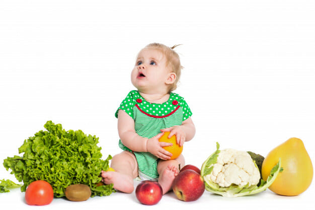 bebê e frutas no almoço