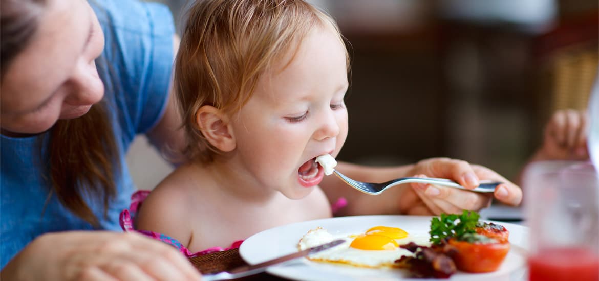 criança comendo no tratamento da seletividade alimentar